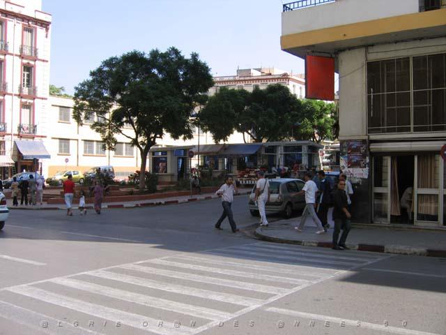 VOYAGE ORAN SEPTEMBRE 2006 44 10 sept. 06 - aprem - BAS DE LA PLACE HOCHE DEPUIS LA RUE D ARZEW.JPG
